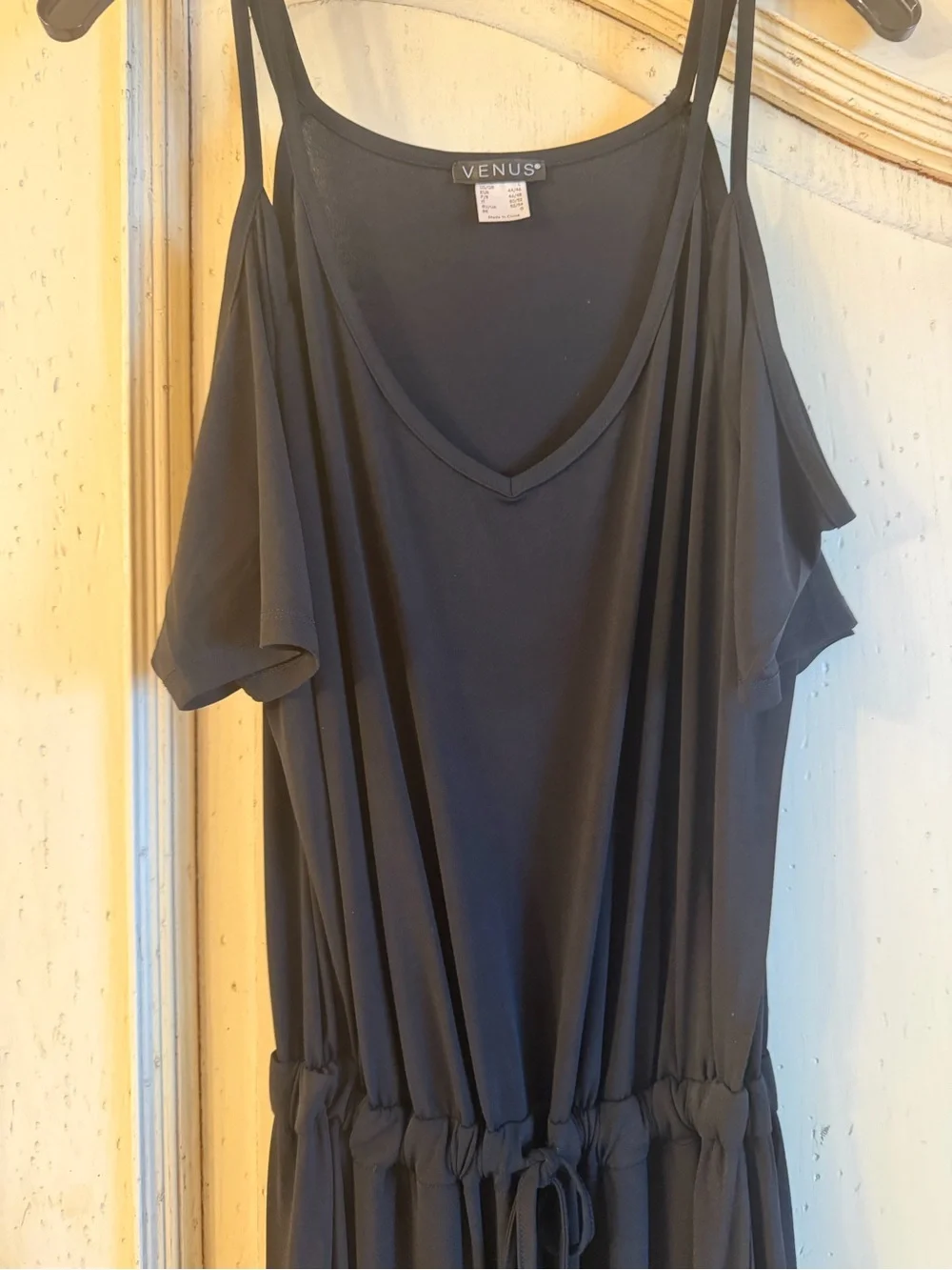 VENUS sleek black
